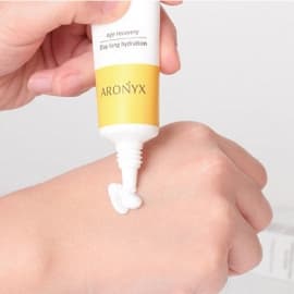 Тонизирующий витаминный крем для кожи вокруг глаз с пептидами Aronyx