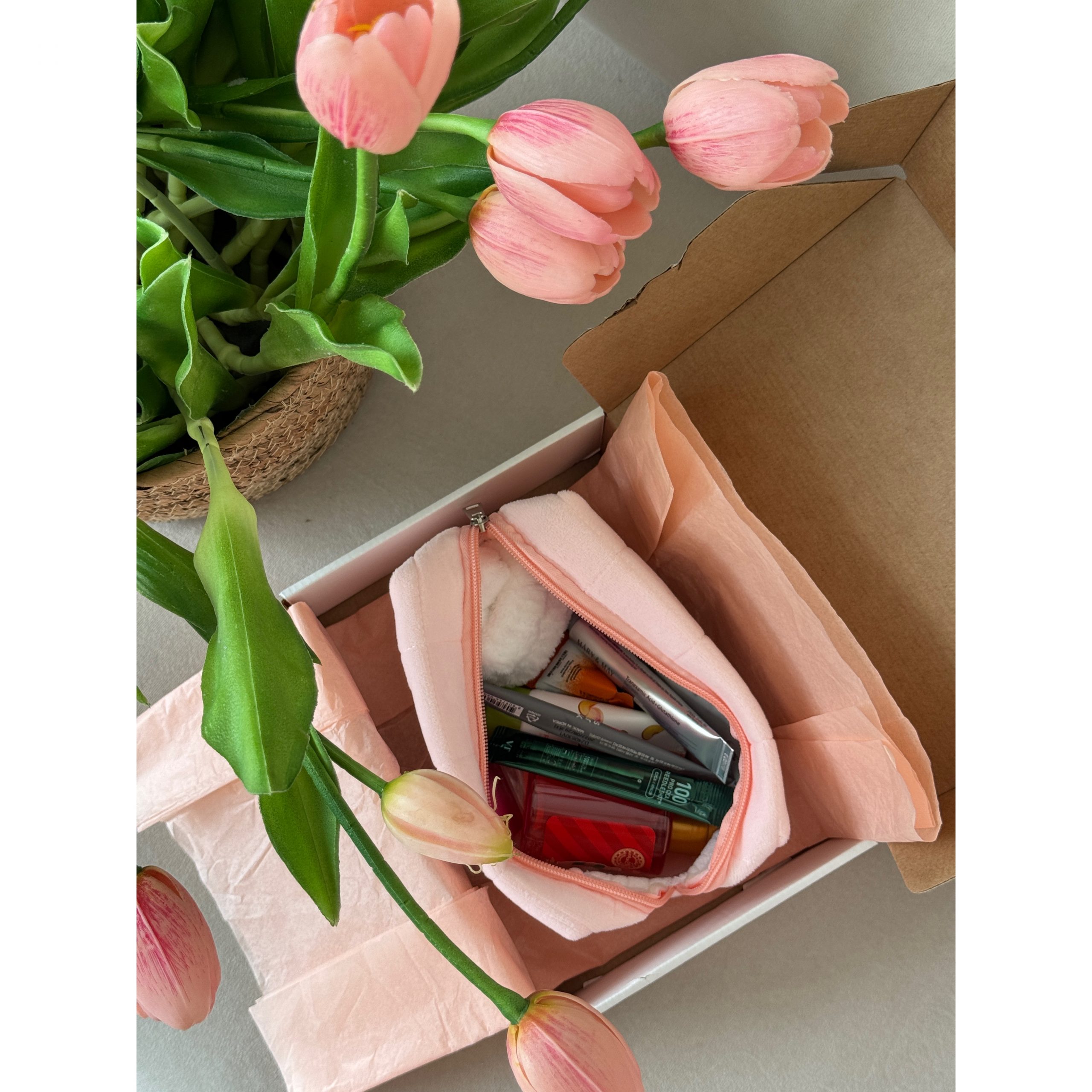 Подарочный бьюти бокс с косметичкой «Весна. Skin. Love». Каждый третий бокс в подарок